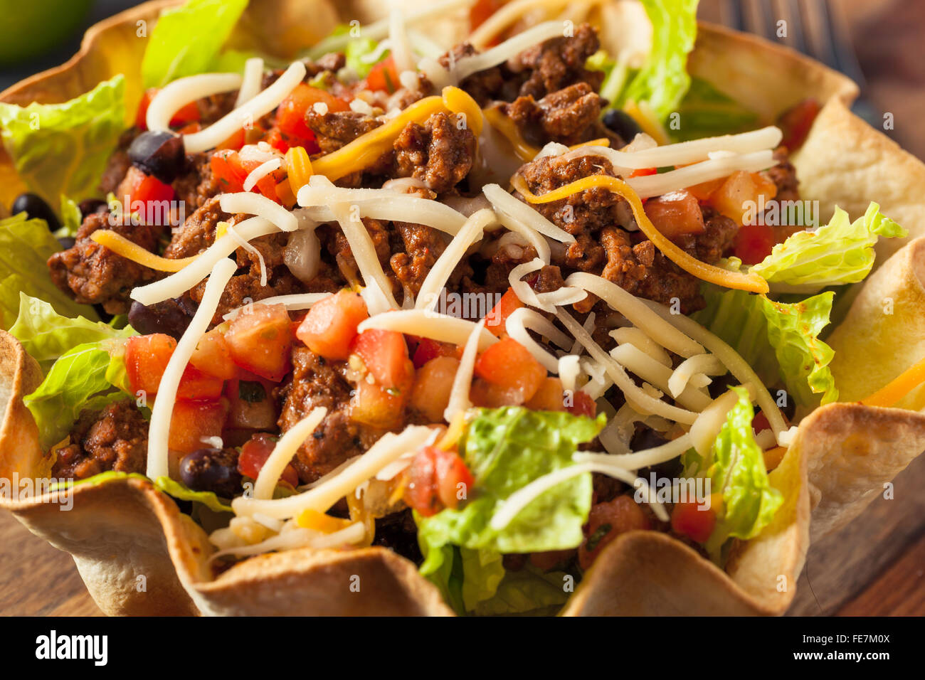 Taco insalata in una tortilla terrina di manzo con formaggio e lattuga Foto Stock