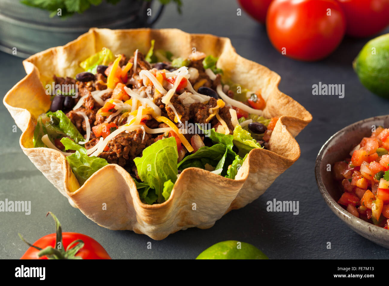 Taco insalata in una tortilla terrina di manzo con formaggio e lattuga Foto Stock