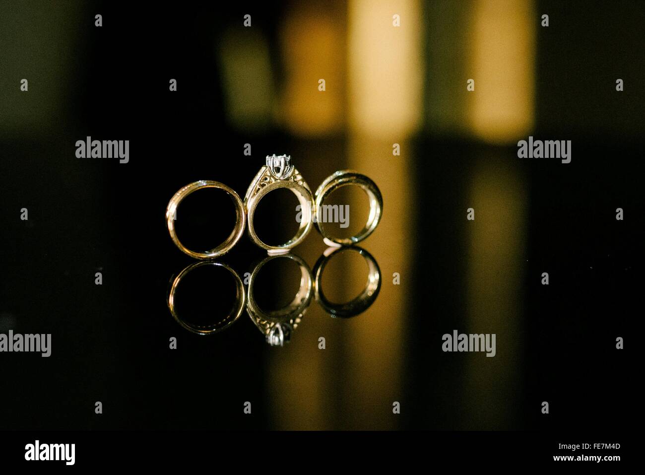 Angolo di Alta Vista di anello di nozze su tavola Foto Stock