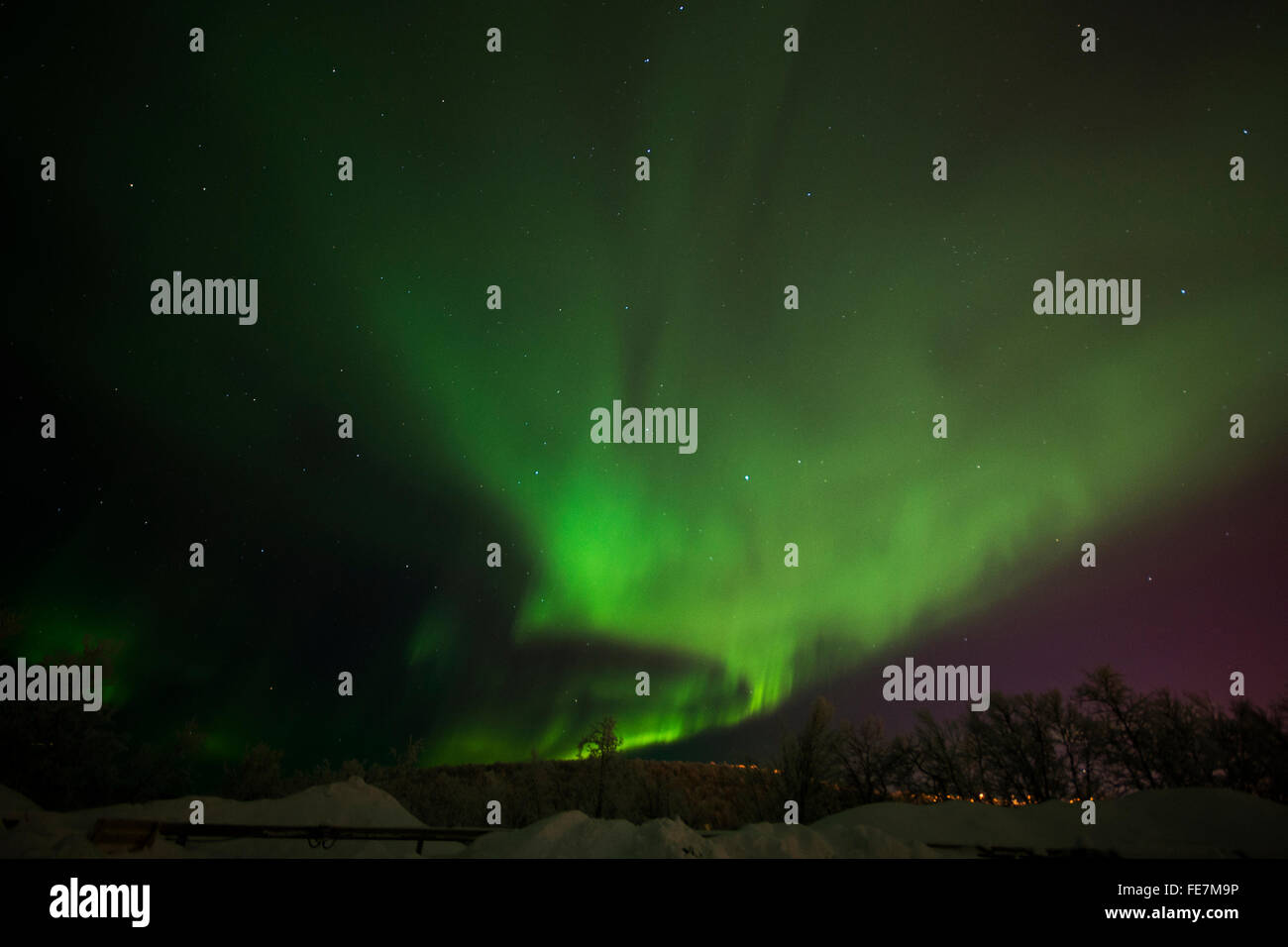 Luci del nord al di sopra di Kiruna, Svezia, Lapponia svedese vicino hotel di ghiaccio. Aurora Boreale Foto Stock