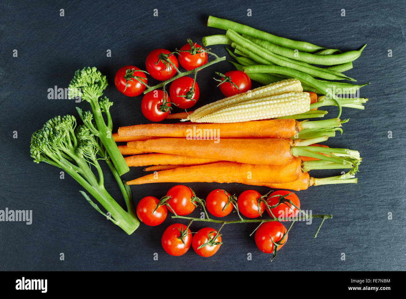 Ortaggi freschi su una lavagna, cibo organico, laici piatta Foto Stock