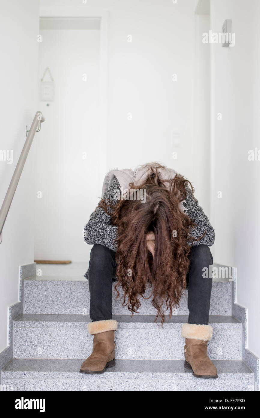 Donna in depressione e tristezza nel febbraio 02, 2016 a Monaco di Baviera, Germania. © Peter Schatz / Alamy Stock Photo Foto Stock
