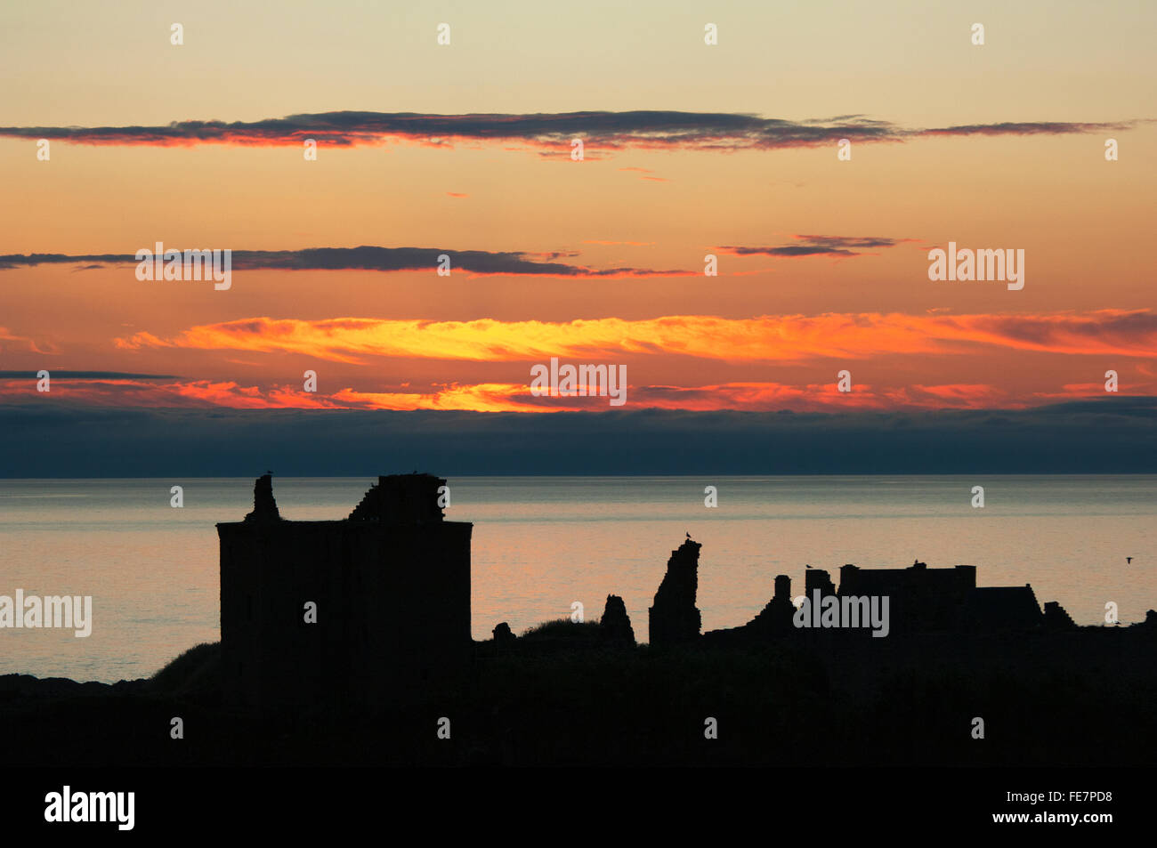 Castello di Dunnottar a sunrise - vicino a Stonehaven, Aberdeenshire, Scozia. Foto Stock