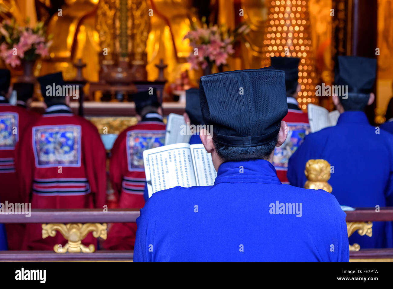 I monaci cinesi di recitare la scrittura religiosa nel tempio. Foto Stock