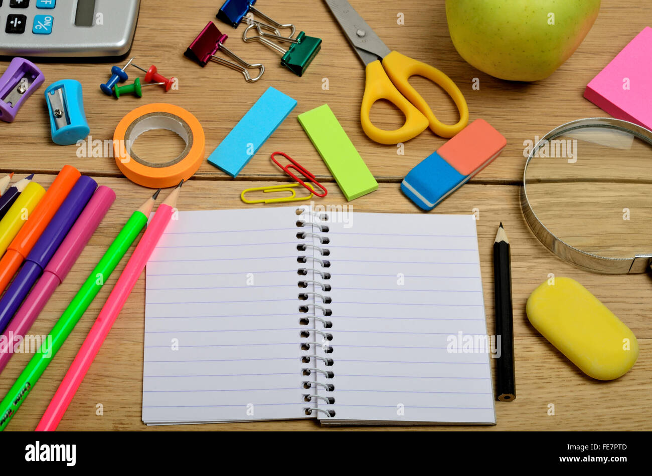 Notebook vuota con la scuola accessori sul tavolo di legno Foto Stock