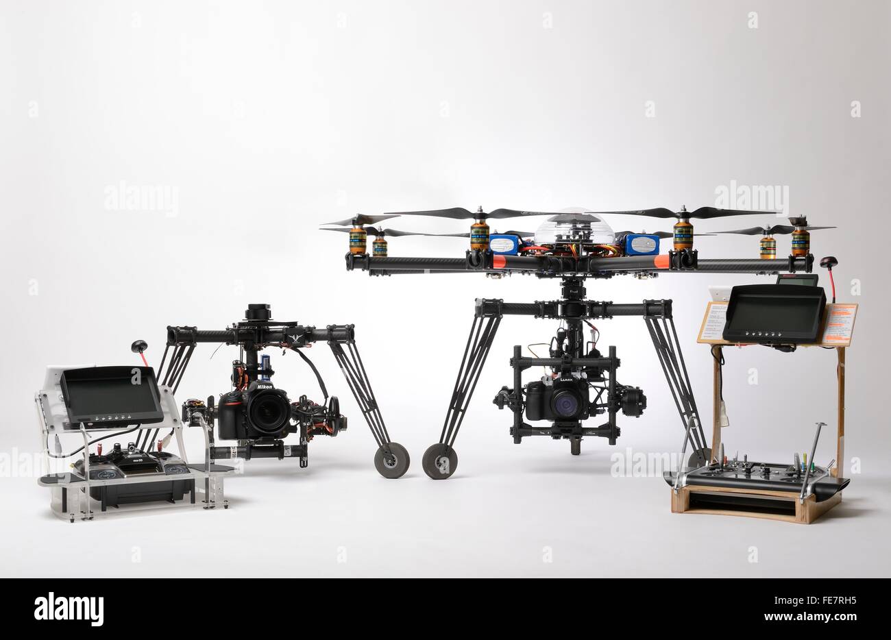 Tipo Multirotor drone civili utilizzato per la fotografia aerea e le riprese aeree con diverse sospensioni cardaniche e banchi di controllo. Foto Stock Tipo Multirotor drone civili utilizzato per la fotografia aerea e le riprese aeree con diverse sospensioni cardaniche e banchi di controllo. Foto Stock