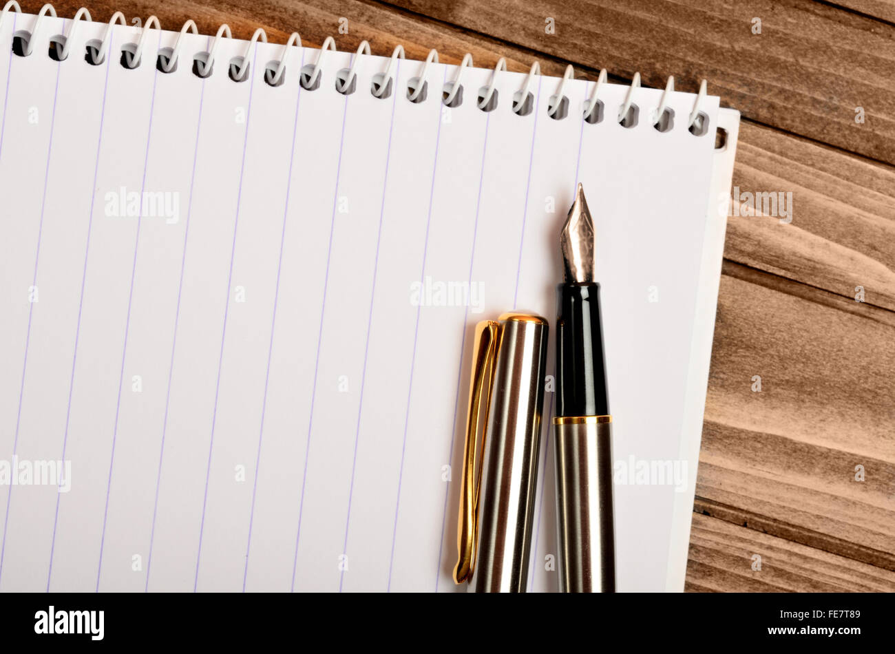 Blank notebook con penna stilografica sul tavolo di legno Foto Stock