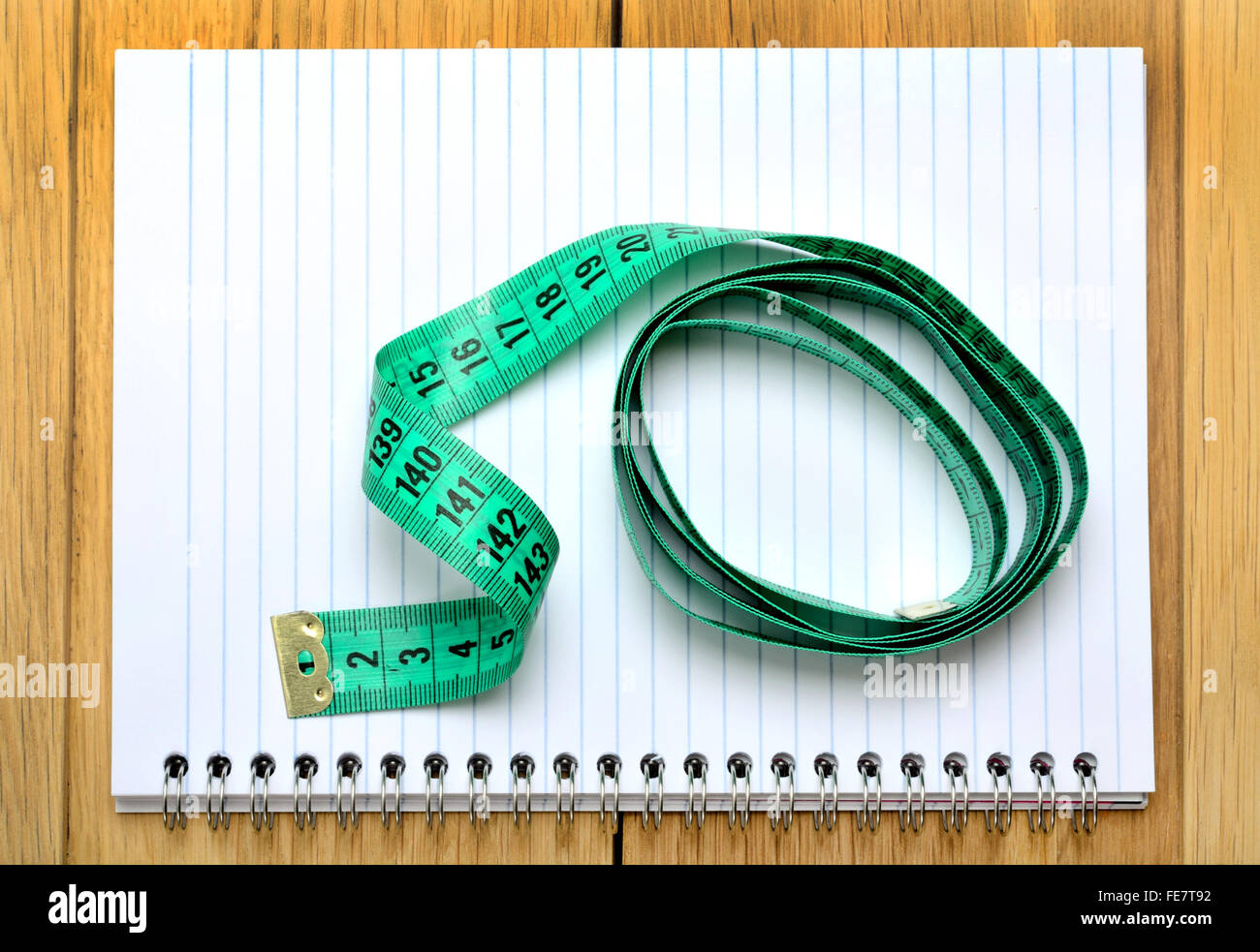 Blank notebook con centimetro su un tavolo di legno Foto Stock