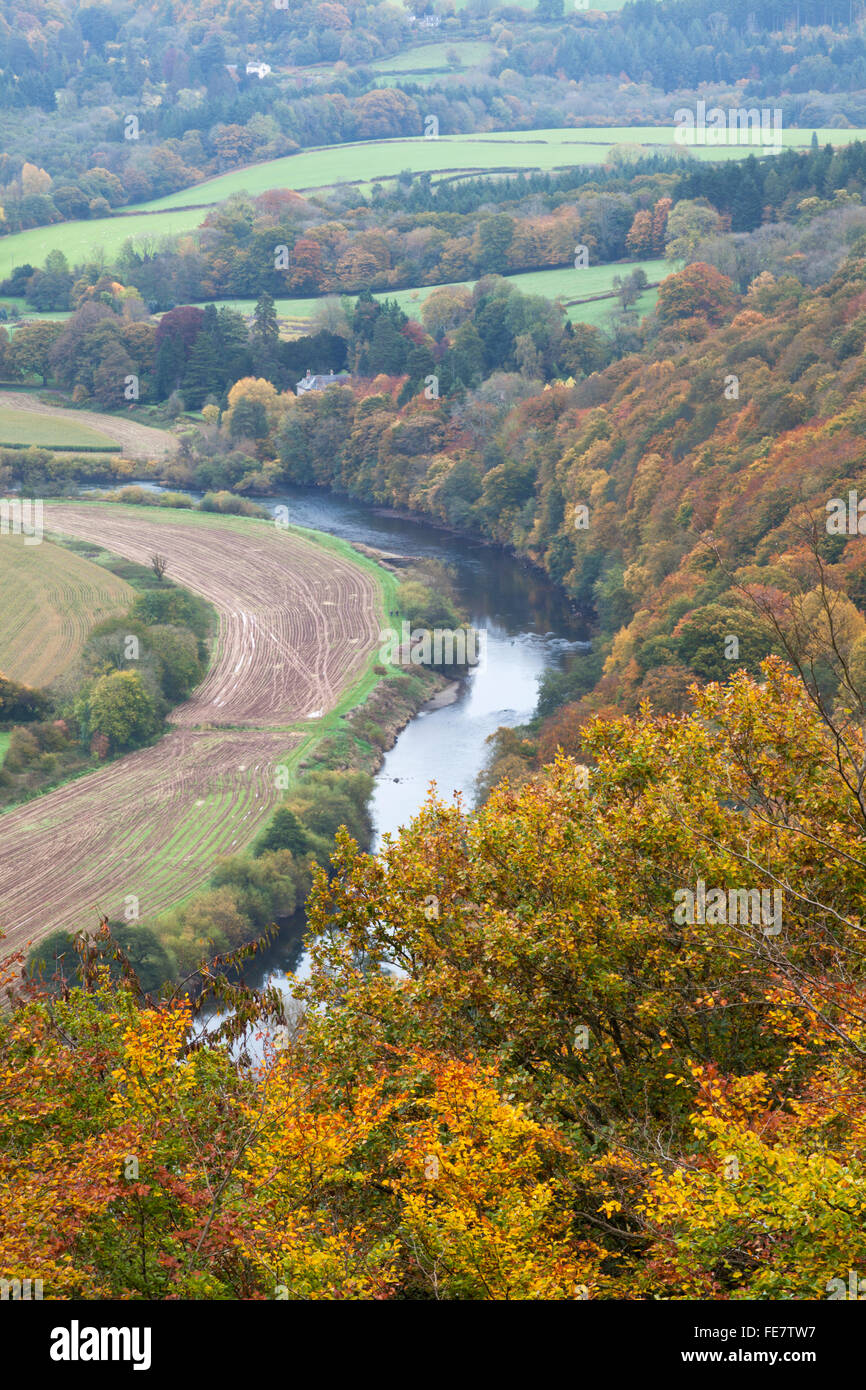 Vista in elevazione della parte inferiore della Wye Valley con il fiume Wye avvolgimento attraverso il paesaggio vicino, Llandogo Monmouthshire, Galles Foto Stock