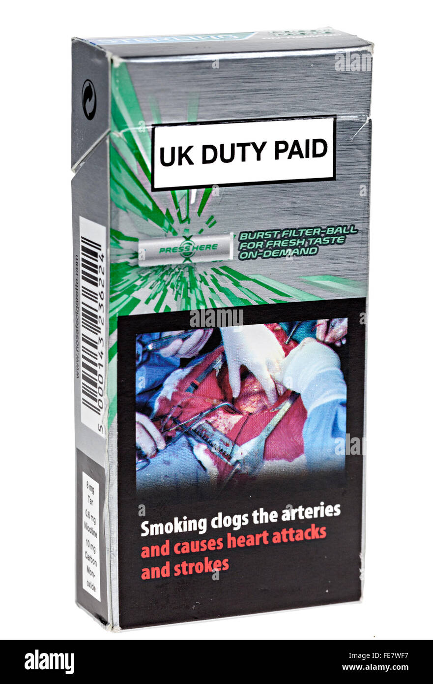Pacchetto di sigarette con attenzione sul fumo e attacchi di cuore e UK dazio pagato Foto Stock