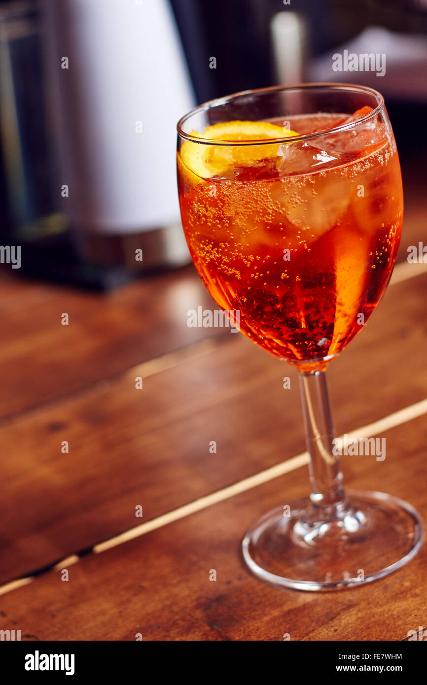 Un bicchiere di aperol spritz in un bar Foto Stock