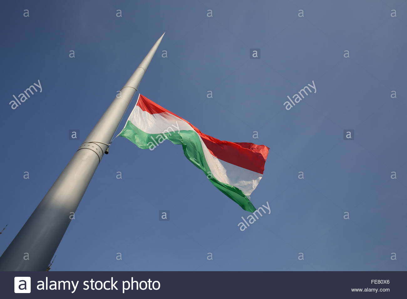 La nazionale ungherese di bandiera a mezz asta al di fuori del parlamento a Budapest Foto Stock