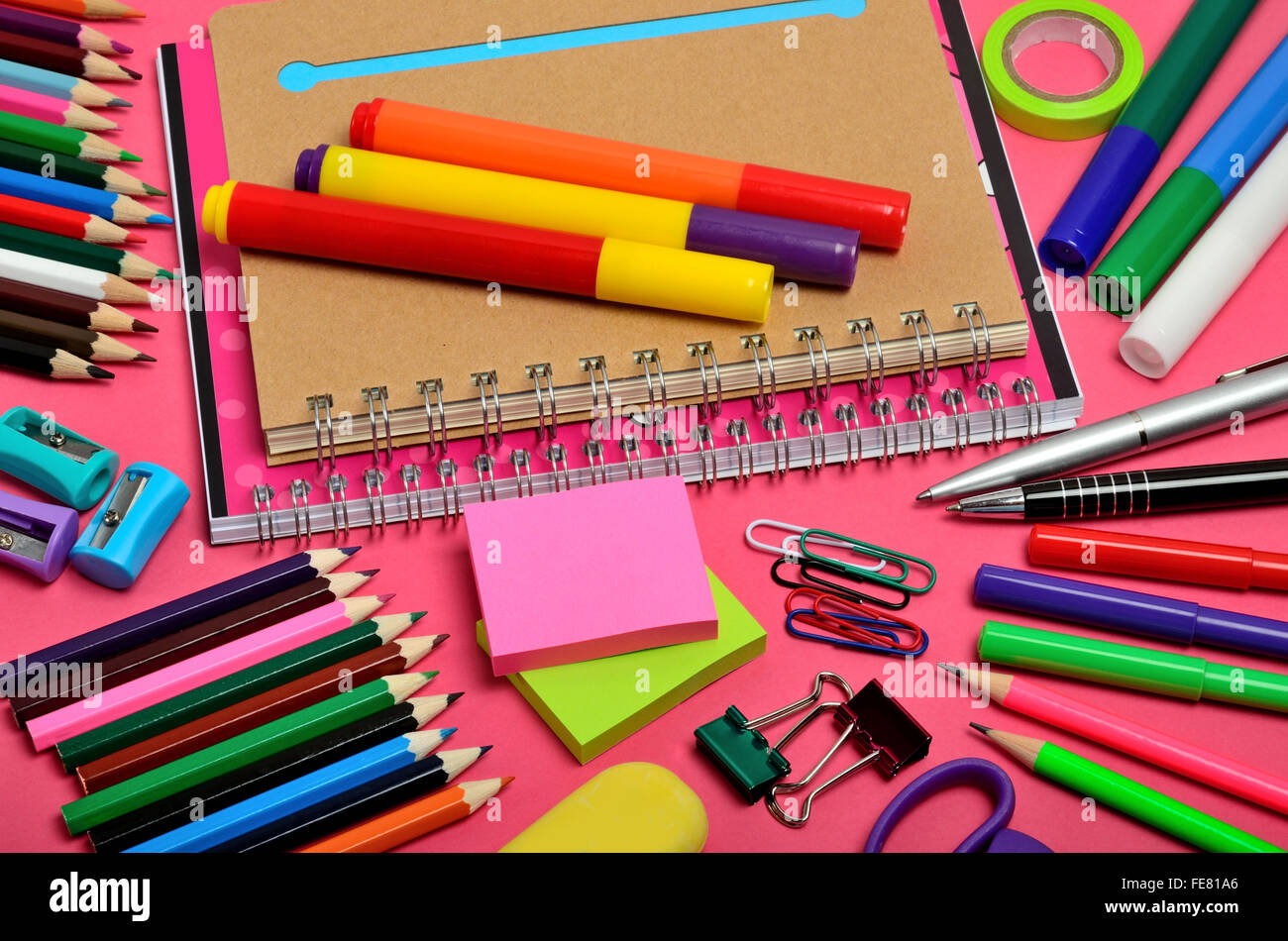 Scuola e accessori per ufficio su sfondo rosa Foto stock - Alamy