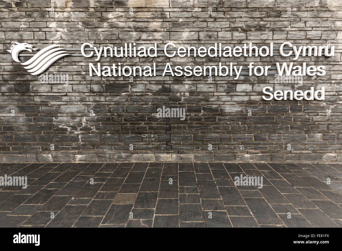 Cartello bilingue sul Senedd, National Assembly for Wales, Cardiff, Regno Unito Foto Stock