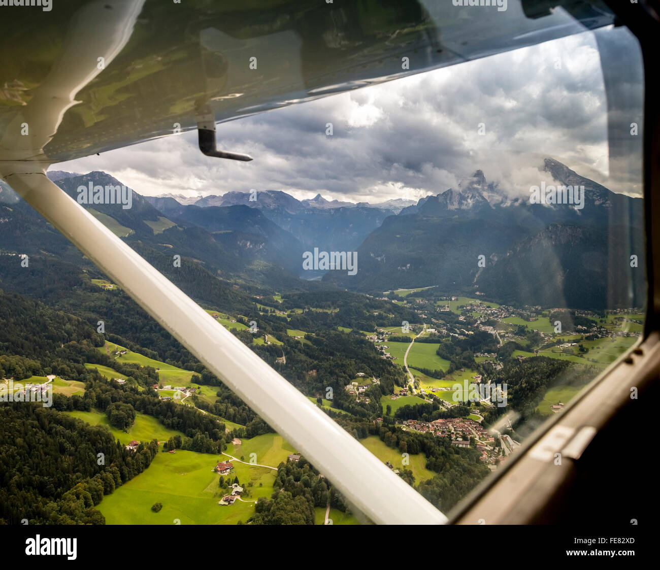 Vista aerea, guardando le Alpi vicino il Koenigssee da un piccolo piano sportivo, Berchtesgaden, Alpi, Baviera, Germania, Europa Foto Stock