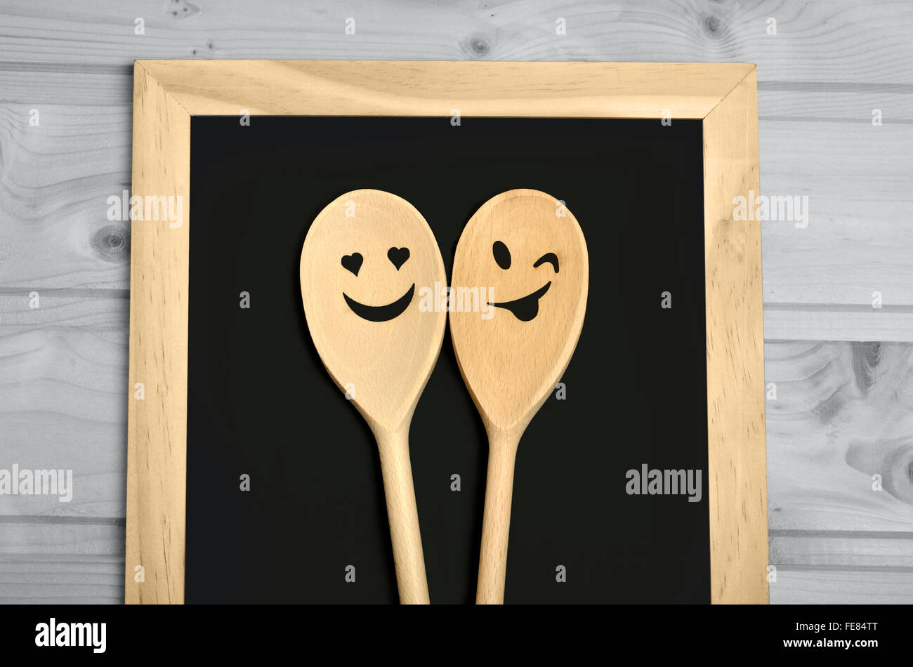 Il cucchiaio di legno e lavagna sul tavolo di legno Foto Stock