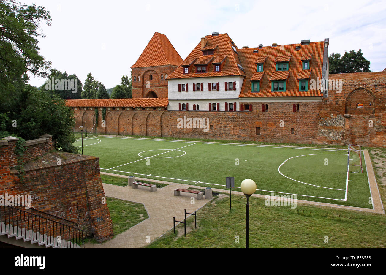 Piccolo campo di calcio tra edifici medievali nella citta' vecchia di Torun, Polonia Foto Stock