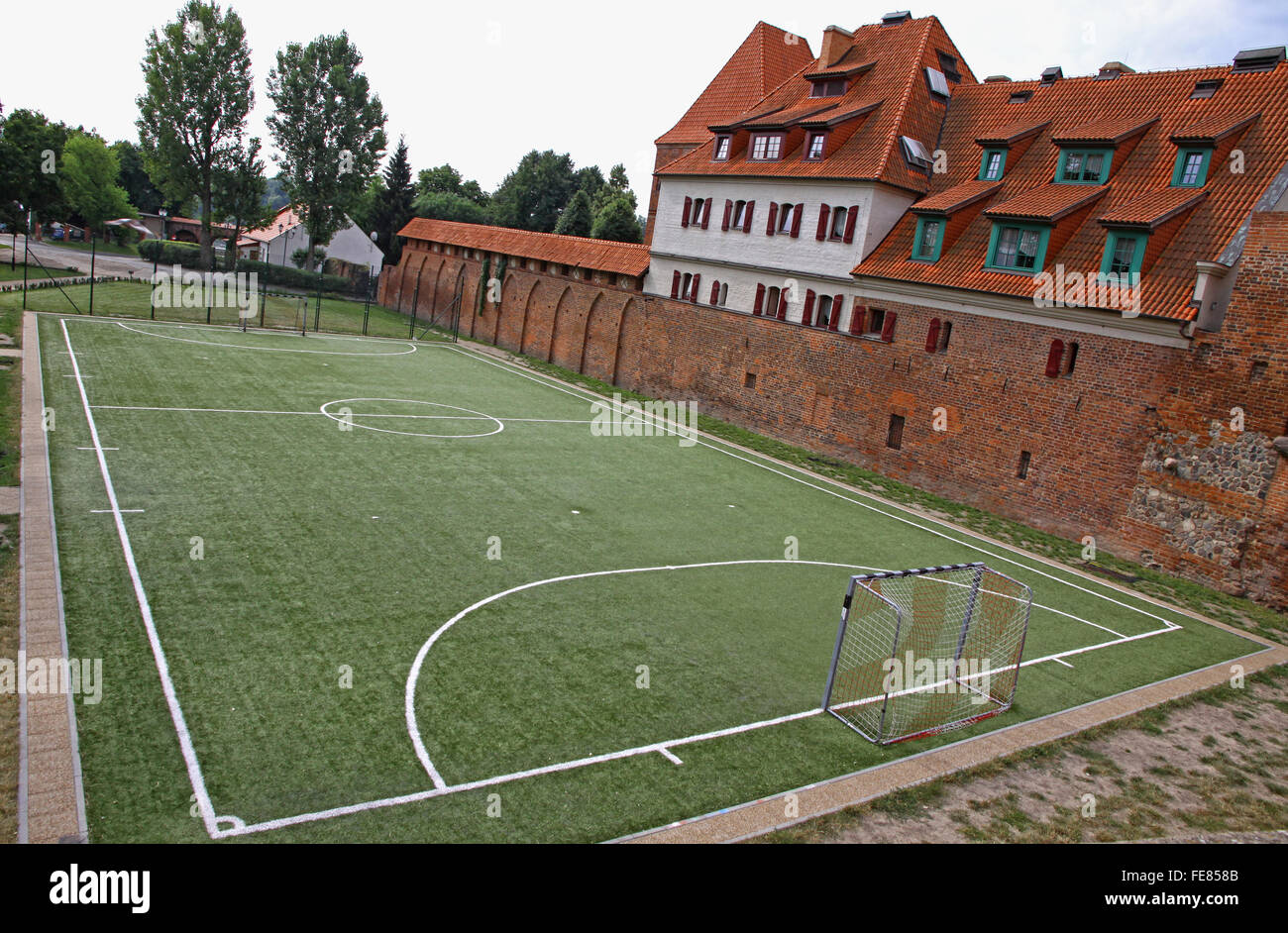 Piccolo campo di calcio tra edifici medievali nella citta' vecchia di Torun, Polonia Foto Stock