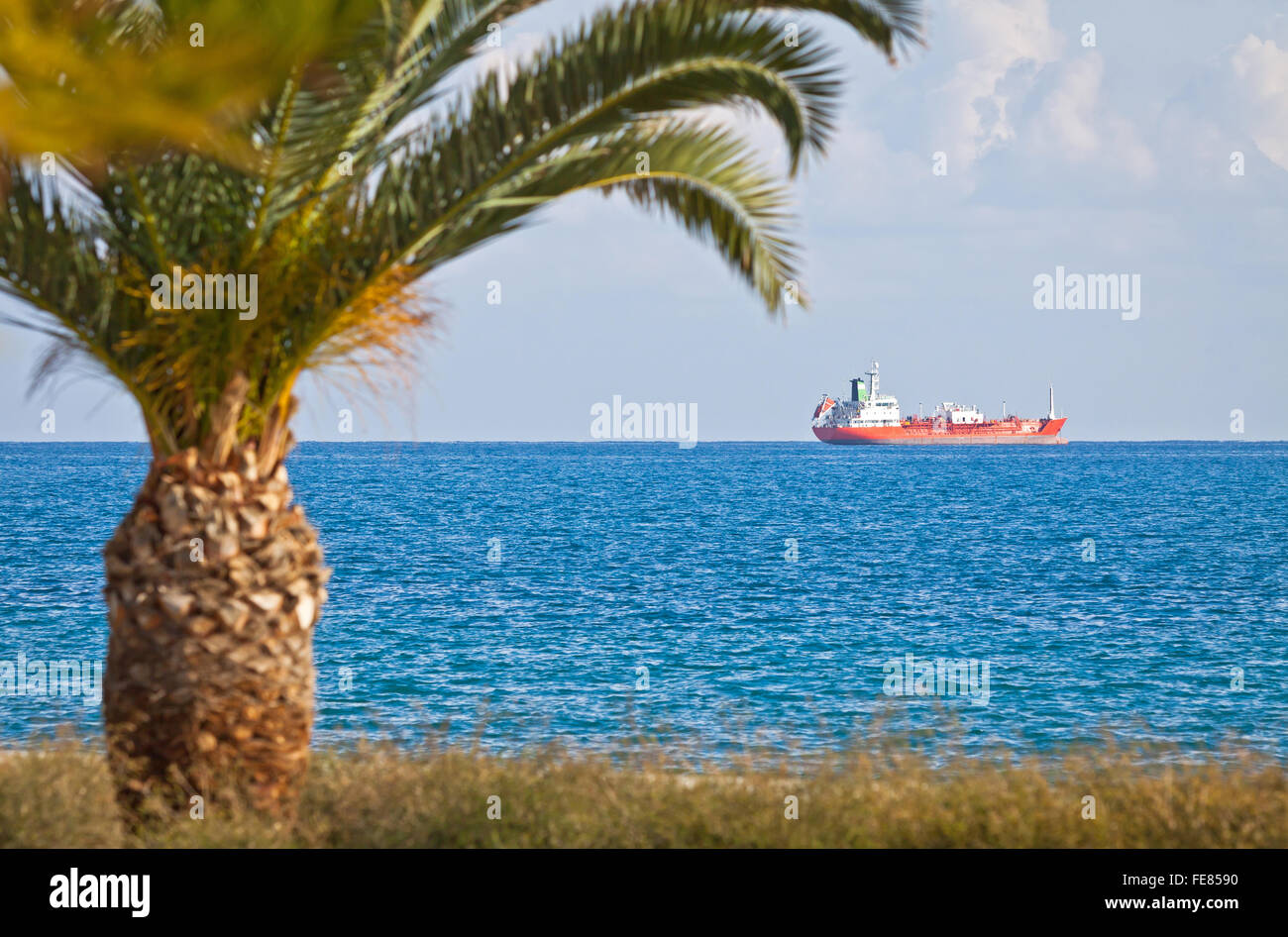 Nave industriale nel Mare Mediterraneo nei pressi della costa di Cipro Foto Stock