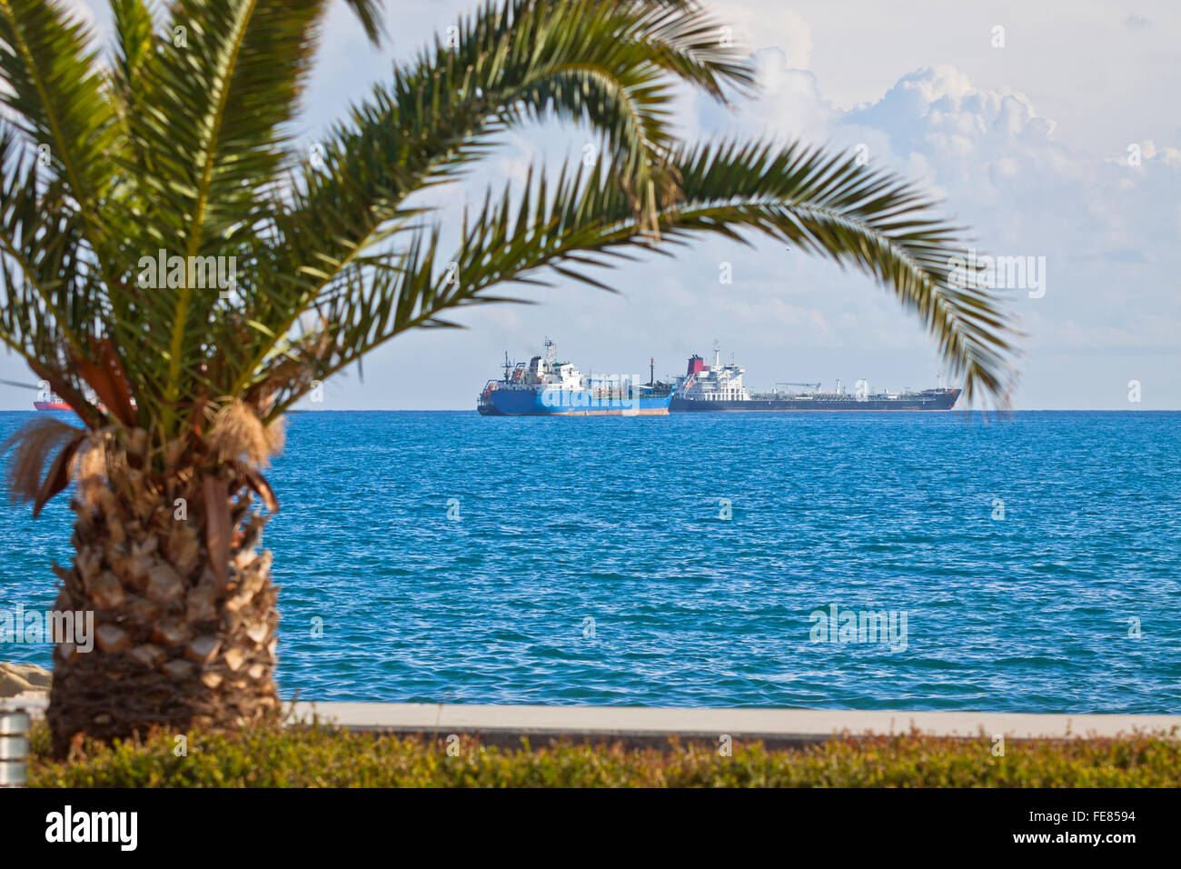 Navi industriali nel mare Mediterraneo nei pressi della costa di Cipro Foto Stock