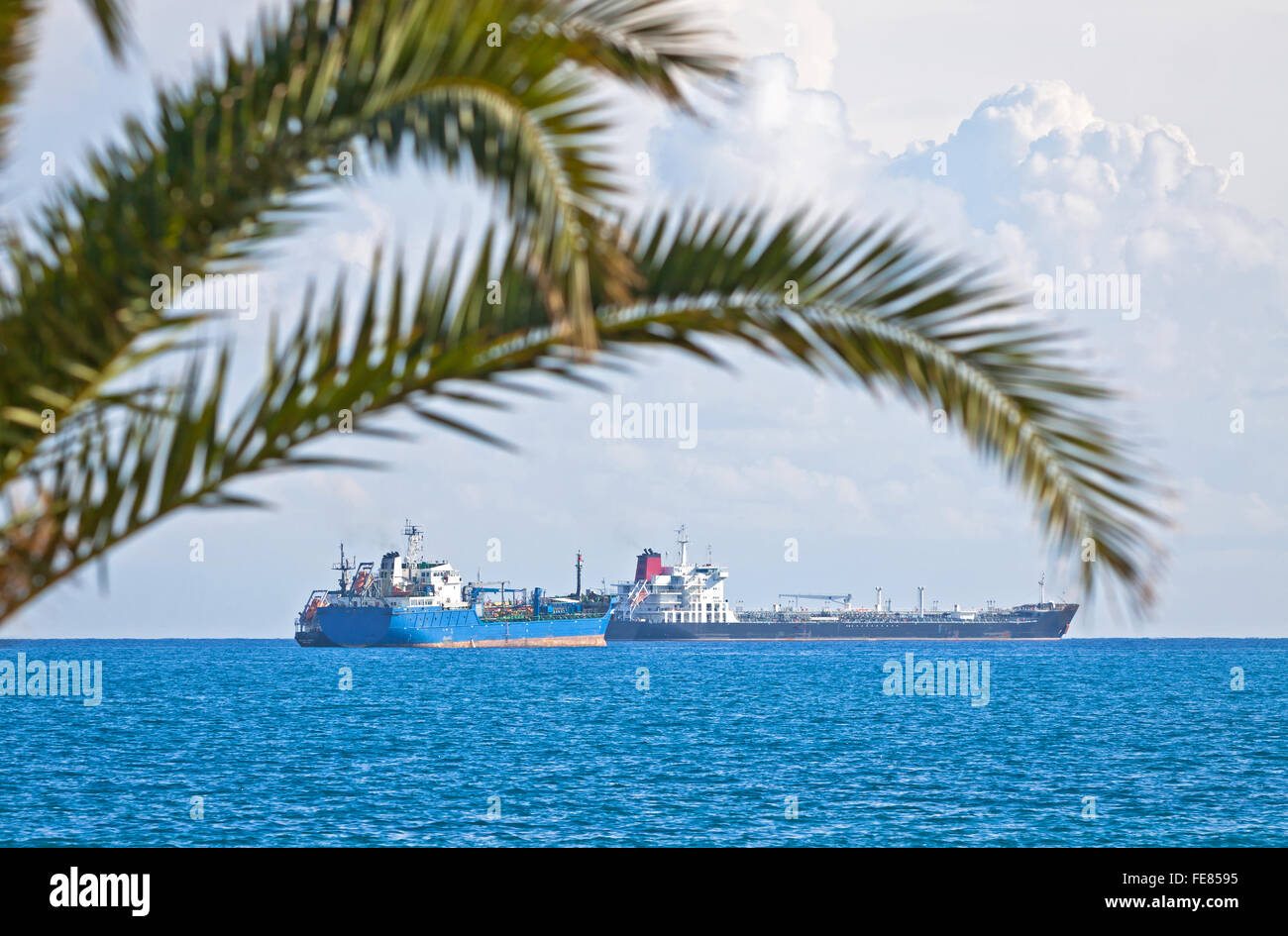 Navi industriali nel mare Mediterraneo nei pressi della costa di Cipro Foto Stock