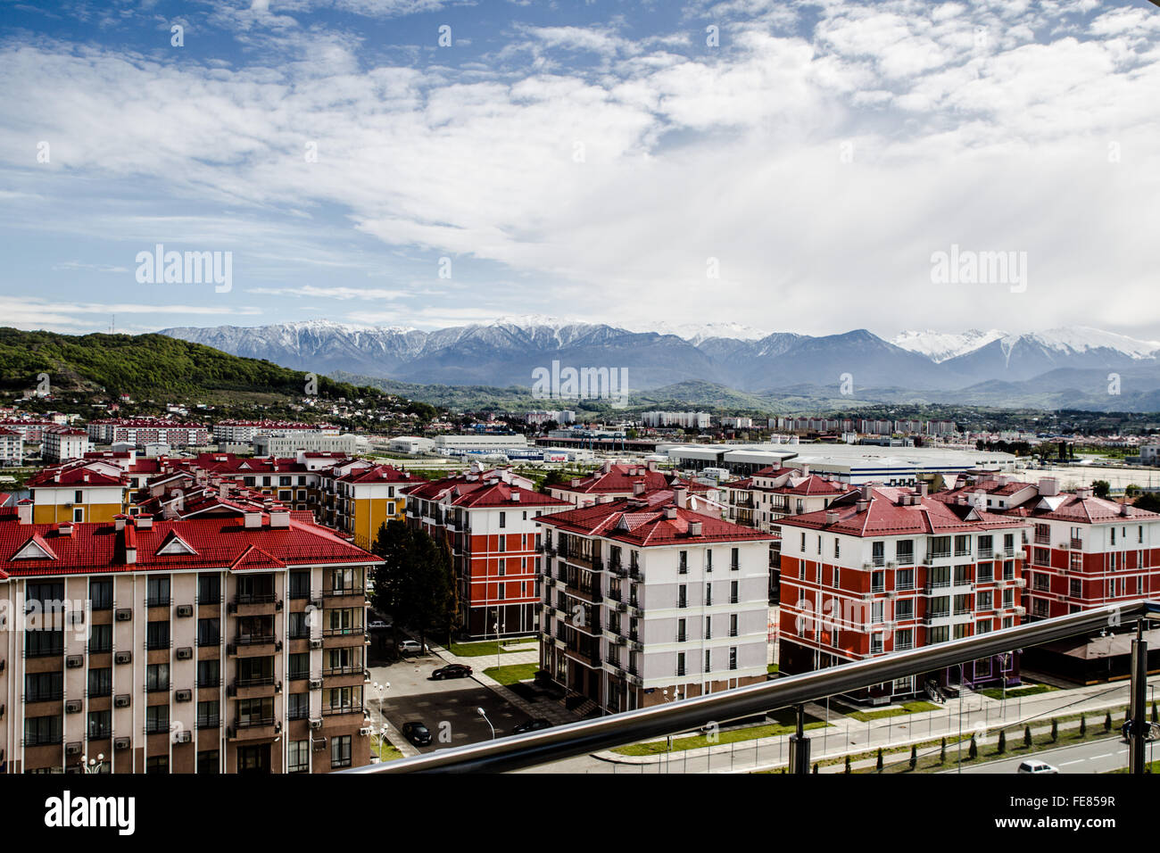 Villaggio Olmypic, Sochi davanti al Caucausus montagne Foto Stock