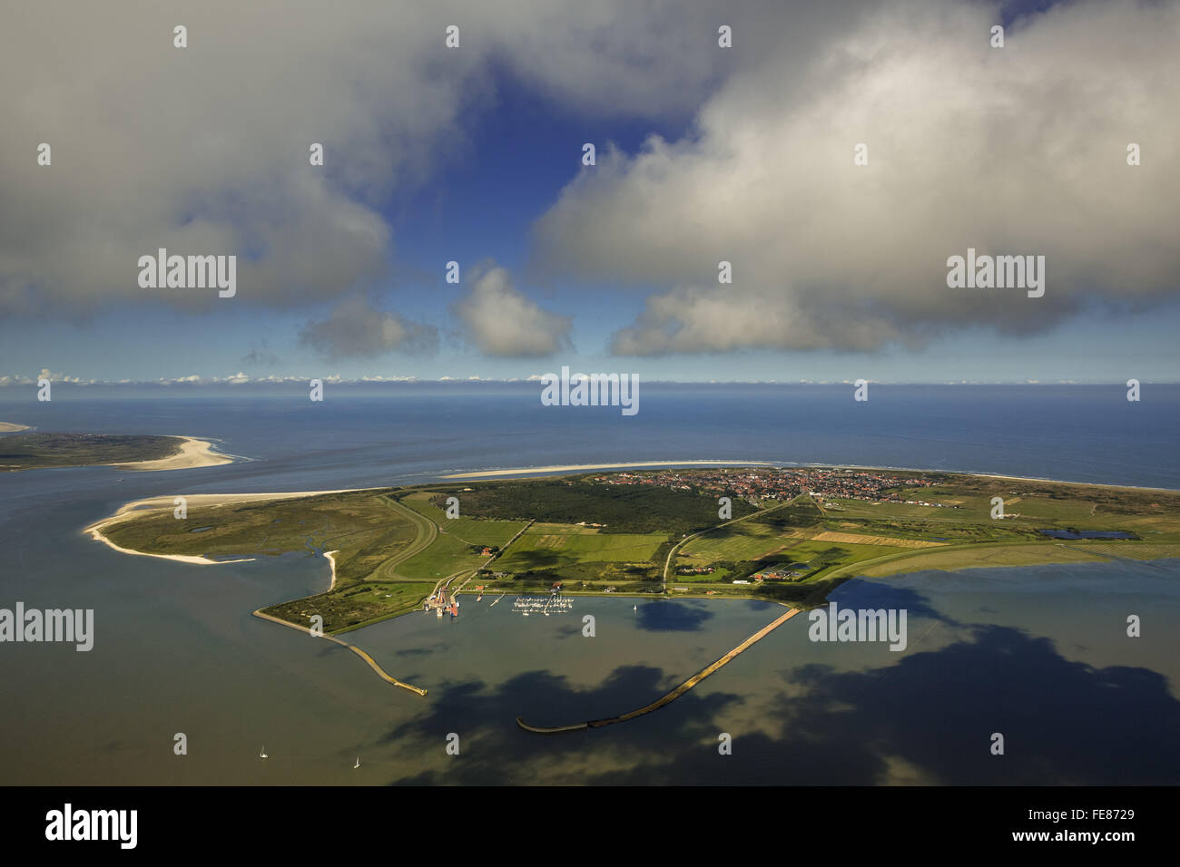 Porto e Flinthörn, il Wadden Sea, nuvole basse, antenna, Langeoog, Mare del Nord, isola del Mare del Nord, Est Isole Frisone, Bassa Sassonia, Foto Stock