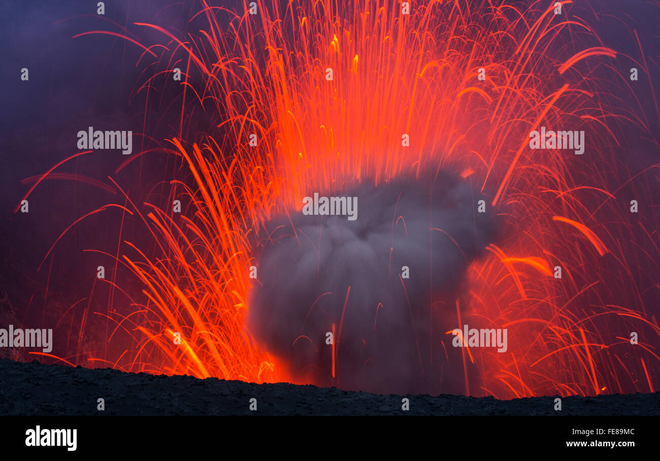 Eruzione del vulcano Yasur, dell'Isola di Tanna, Vanuatu, Melanesia Foto Stock