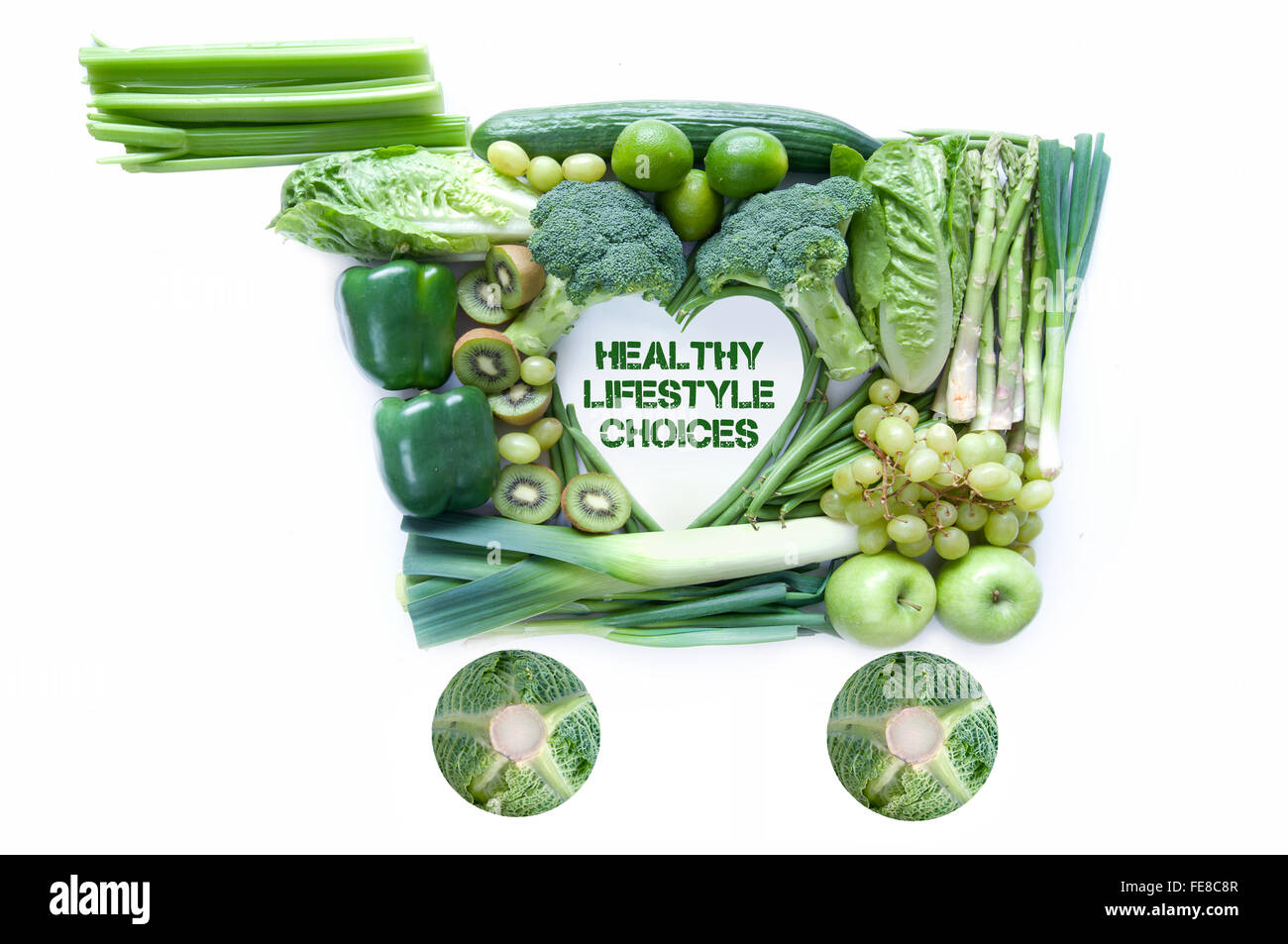 Fresco verde negozi di generi alimentari in forma di un carrello della spesa con uno stile di vita sano scelte nel centro Foto Stock