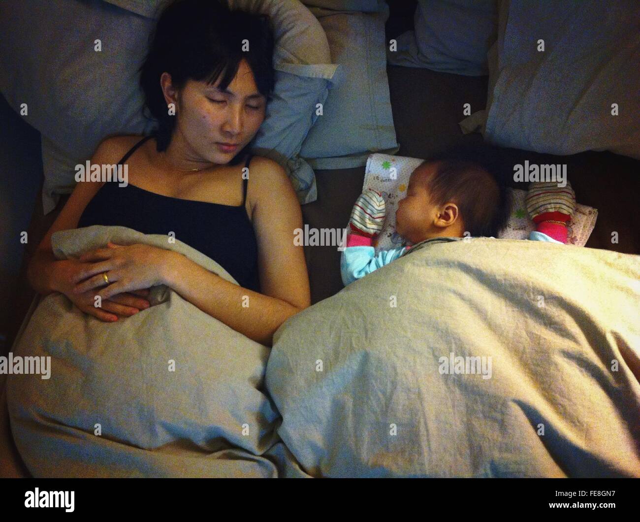 Baby girl dormire con la madre Foto Stock