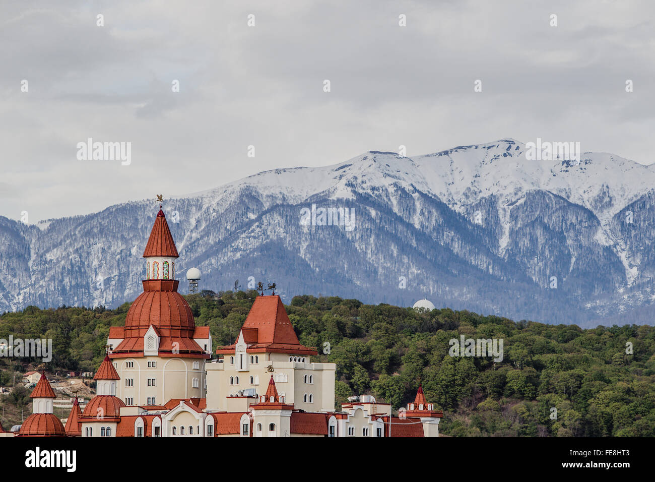 Sochi park nella parte anteriore delle montagne del Caucaso Foto Stock