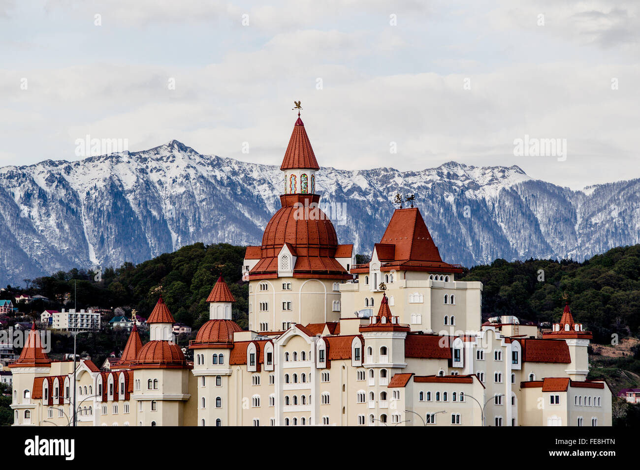 Sochi park nella parte anteriore delle montagne del Caucaso Foto Stock