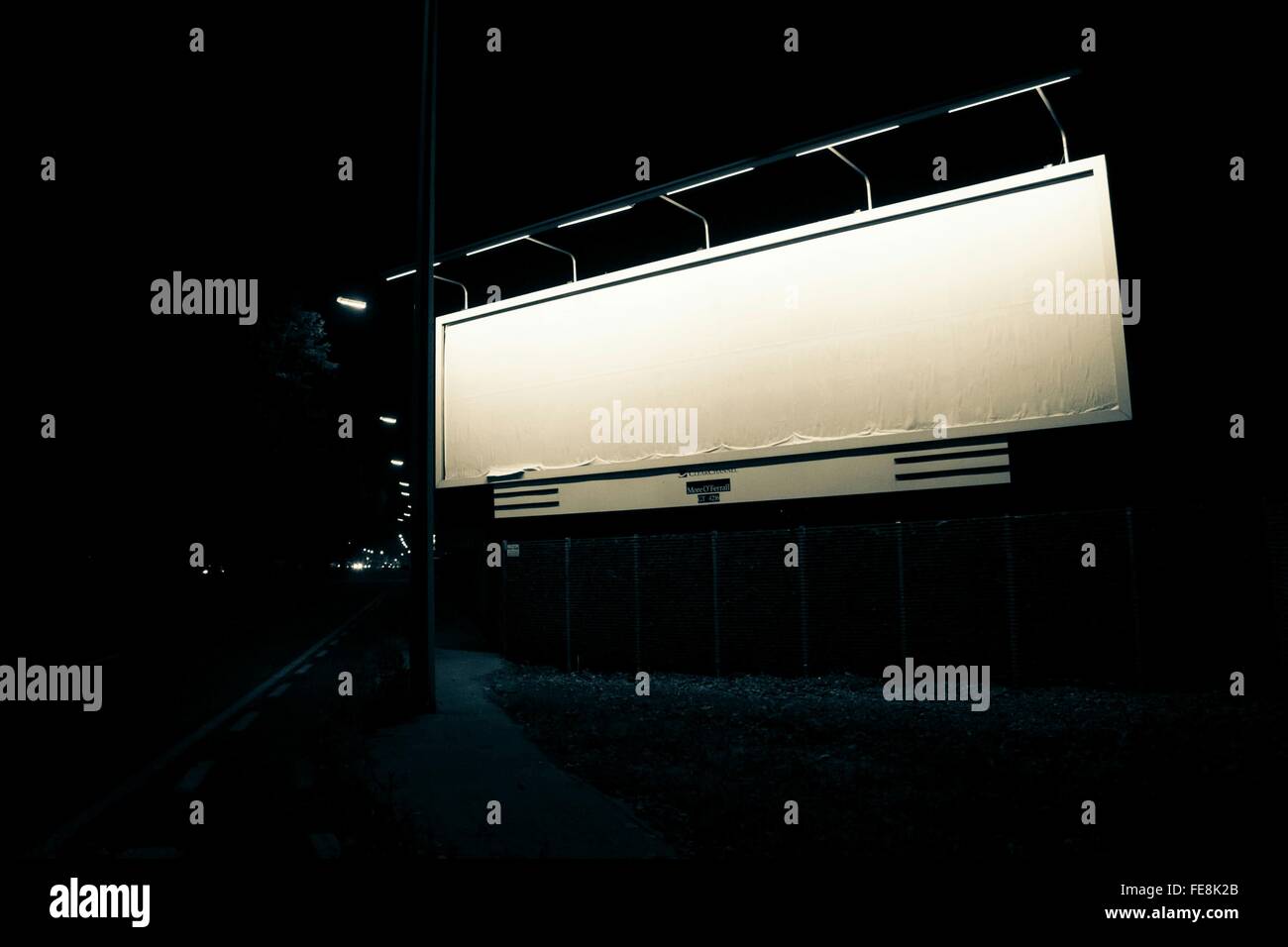 Tabellone illuminato dalla strada di notte Foto Stock