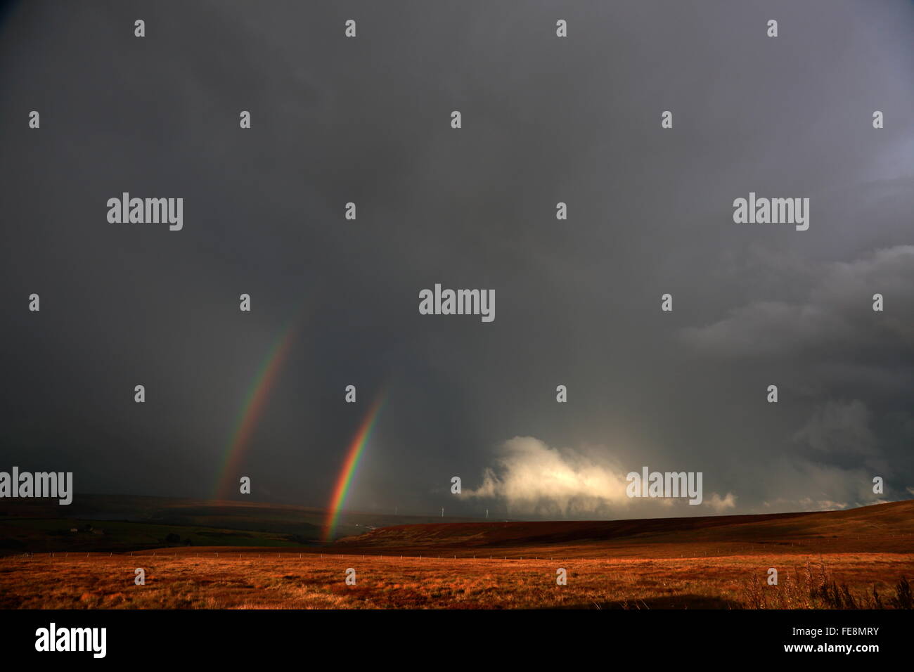 Rainbow su Woodhead passano tra Sheffield e Manchester, Inghilterra, Regno Unito Foto Stock