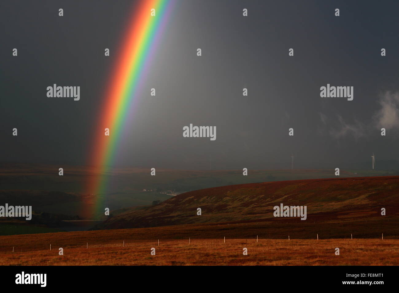 Rainbow su Woodhead passano tra Sheffield e Manchester, Inghilterra, Regno Unito Foto Stock