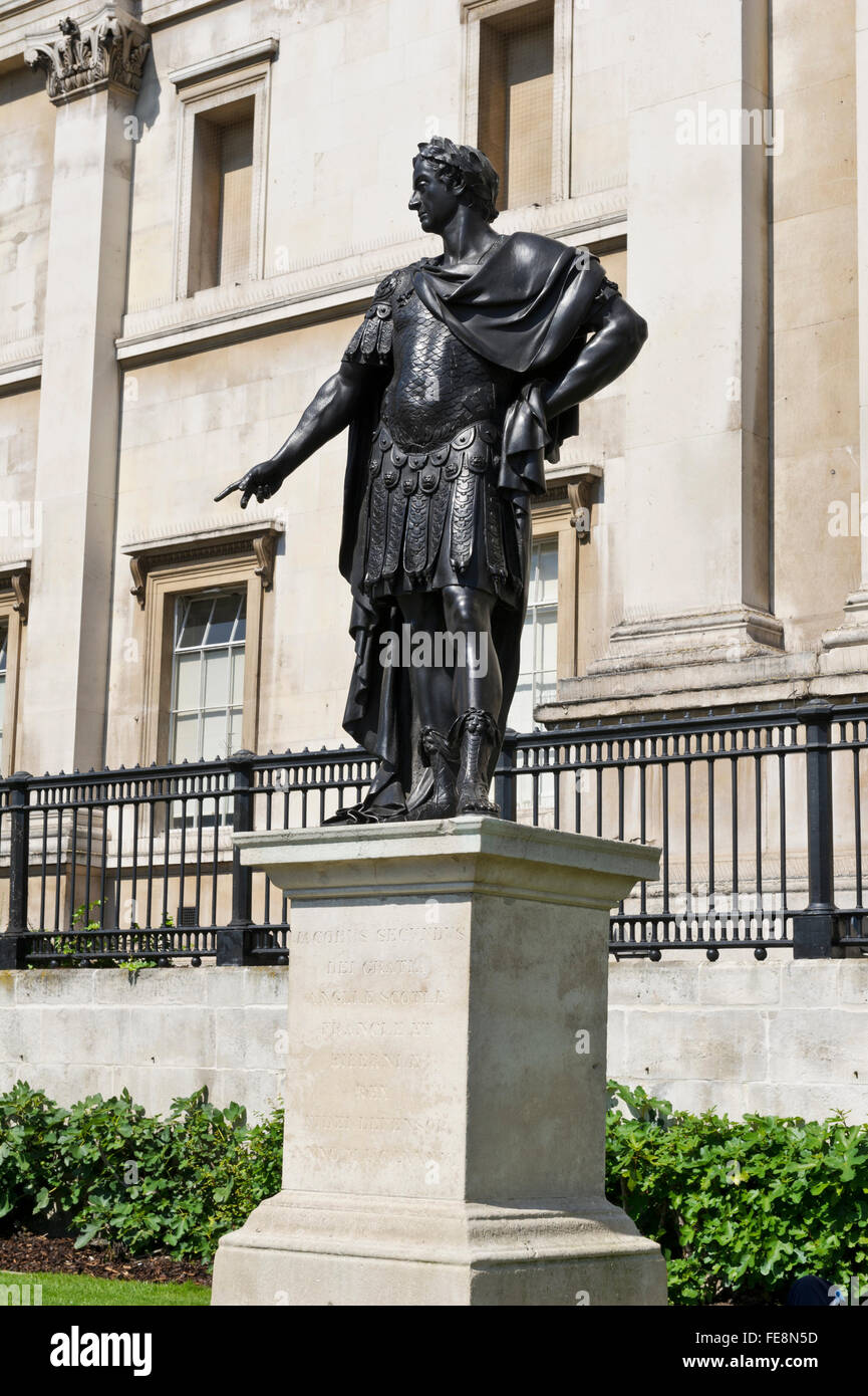 Statua di re Giacomo II (1633-1701) da Grindling Gibbons (1868) in Trafalgar Square, Londra, Regno Unito. Foto Stock