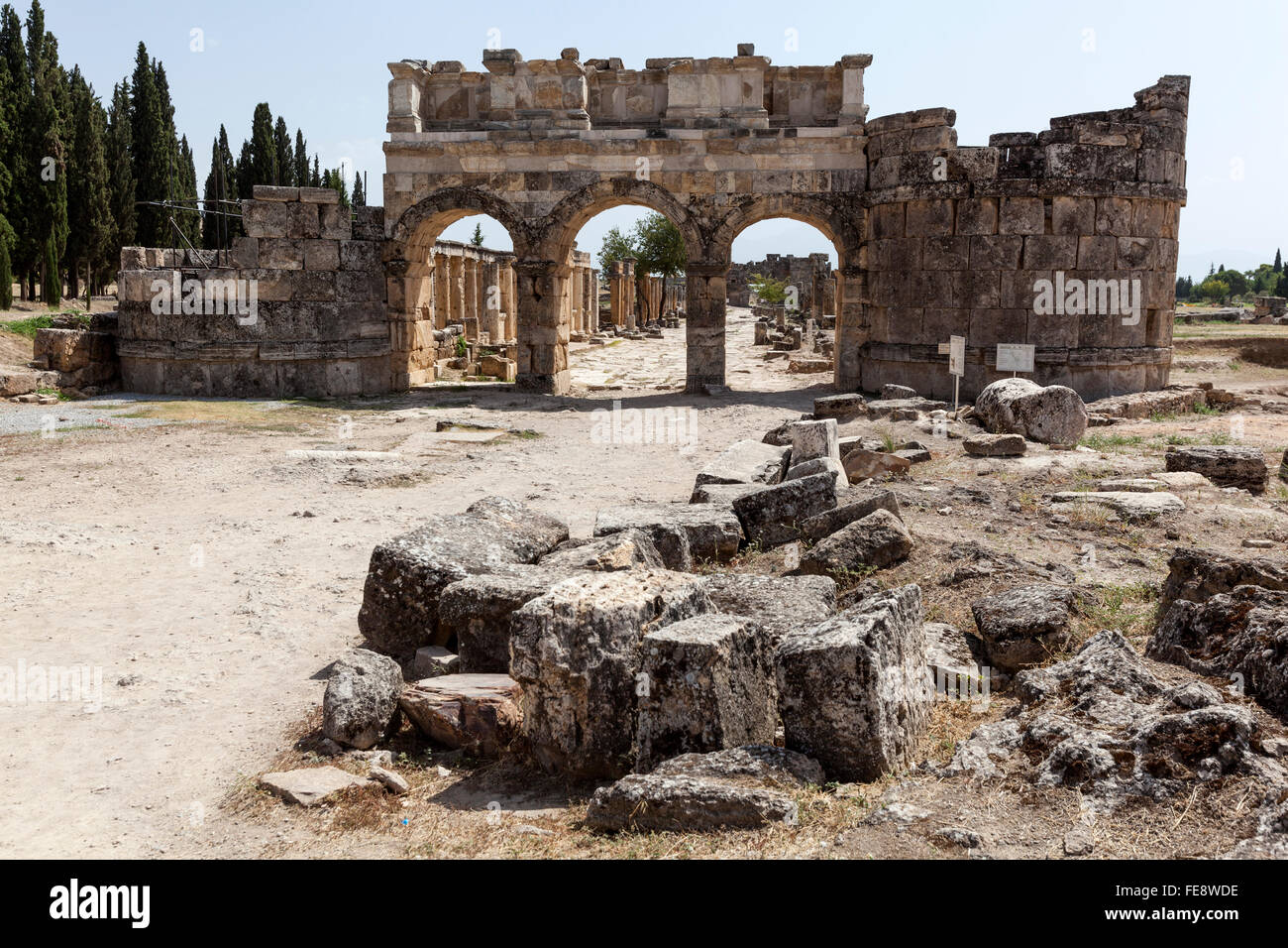 Arco di Dominitian dal gate di Frontino Street nella necropoli di Hierapolis, Pamukkale. Foto Stock