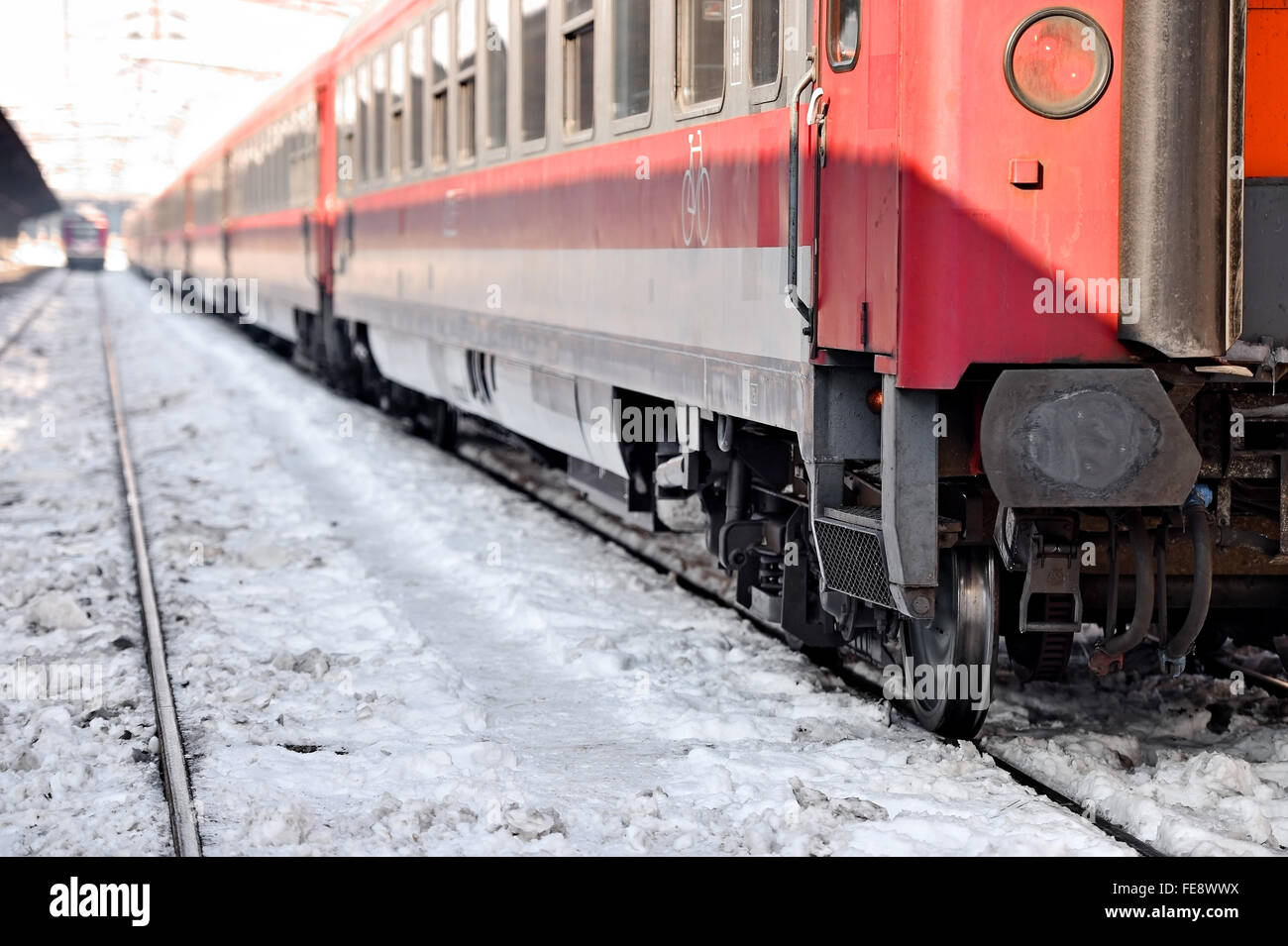 Dettaglio con un vagone del treno in una stazione ferroviaria nella stagione invernale Foto Stock