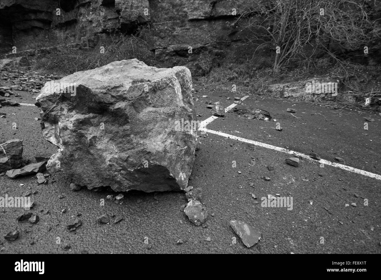 Novembre 2007 - Scoglio pericoloso cadere in Cheddar Gorge, grande roccia di parecchie tonnellate peso cadde quasi 90m nel vuoto parcheggio auto Foto Stock