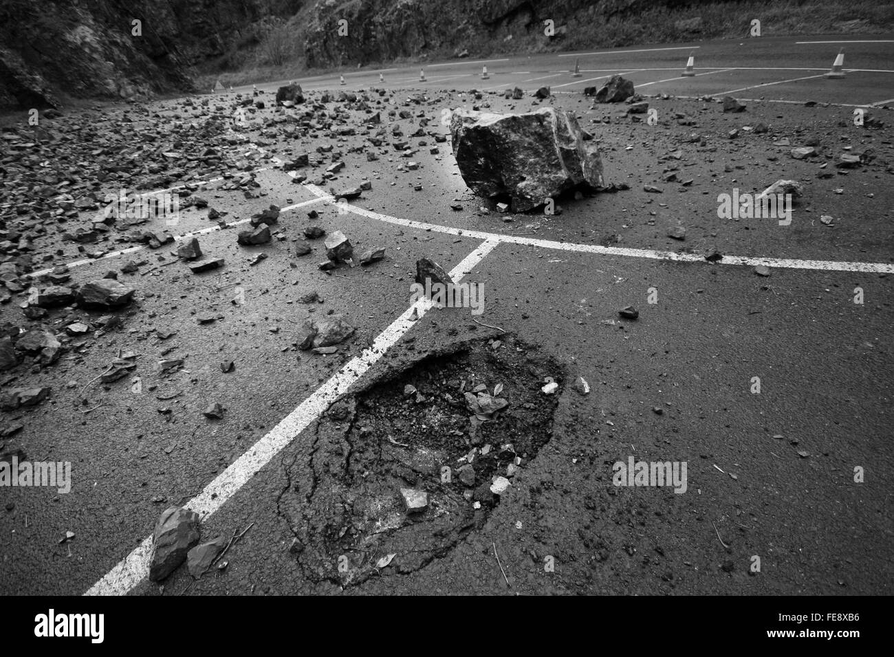 Novembre 2007 - Scoglio pericoloso cadere in Cheddar Gorge, grande roccia di parecchie tonnellate peso cadde quasi 90m nel vuoto parcheggio auto Foto Stock