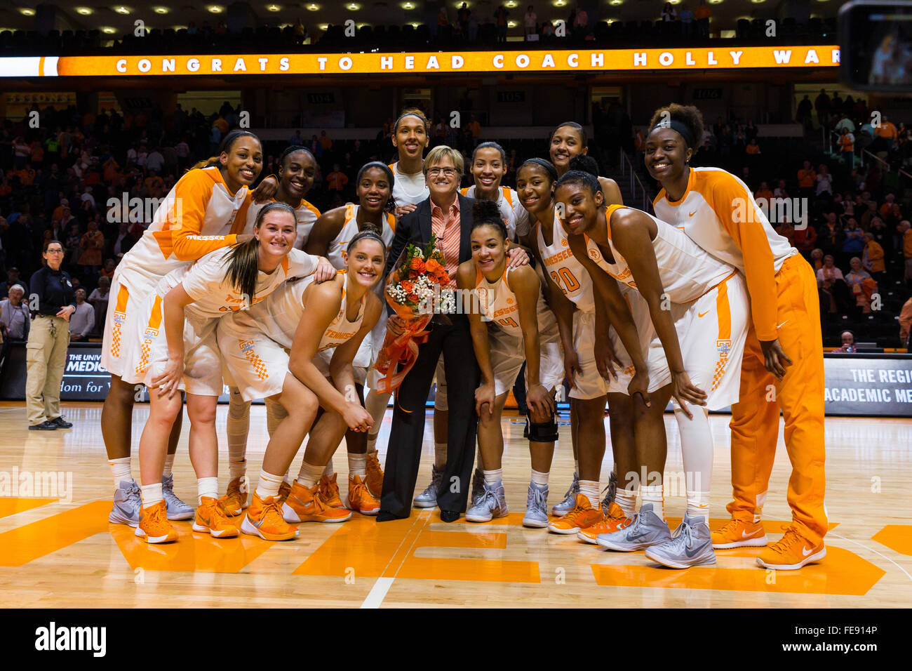4 febbraio 2016: Tennessee Lady Volunteers in posa per una foto del team dopo il NCAA pallacanestro tra la University of Tennessee Lady volontari e la University of Arkansas Razorbacks a Thompson Boling Arena a Knoxville TN Tim Gangloff/CSM Foto Stock