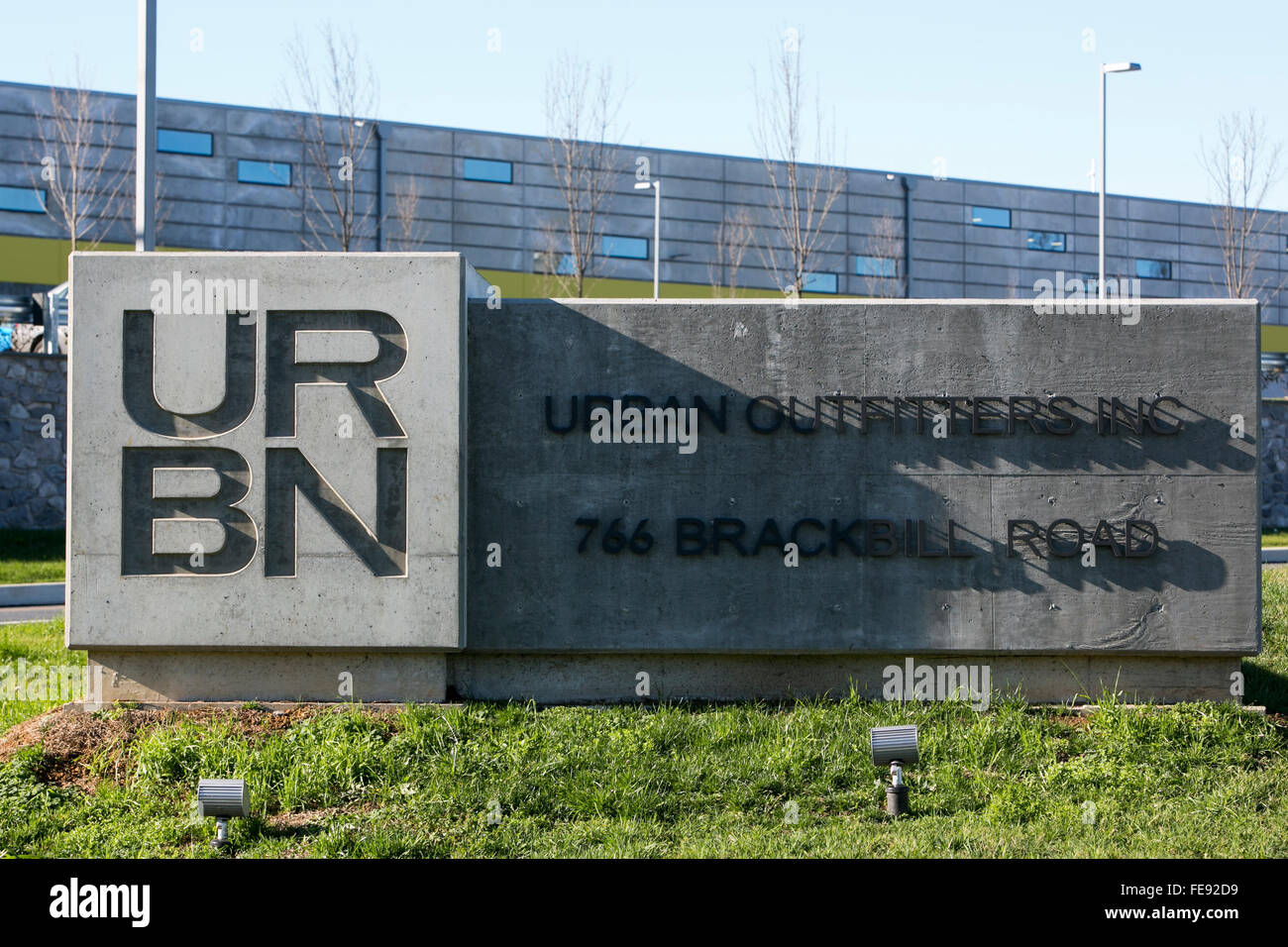 Un logo segno esterno di una Urban Outfitters, Inc., centro di distribuzione a Lancaster, Pennsylvania il 3 gennaio 2016. Foto Stock