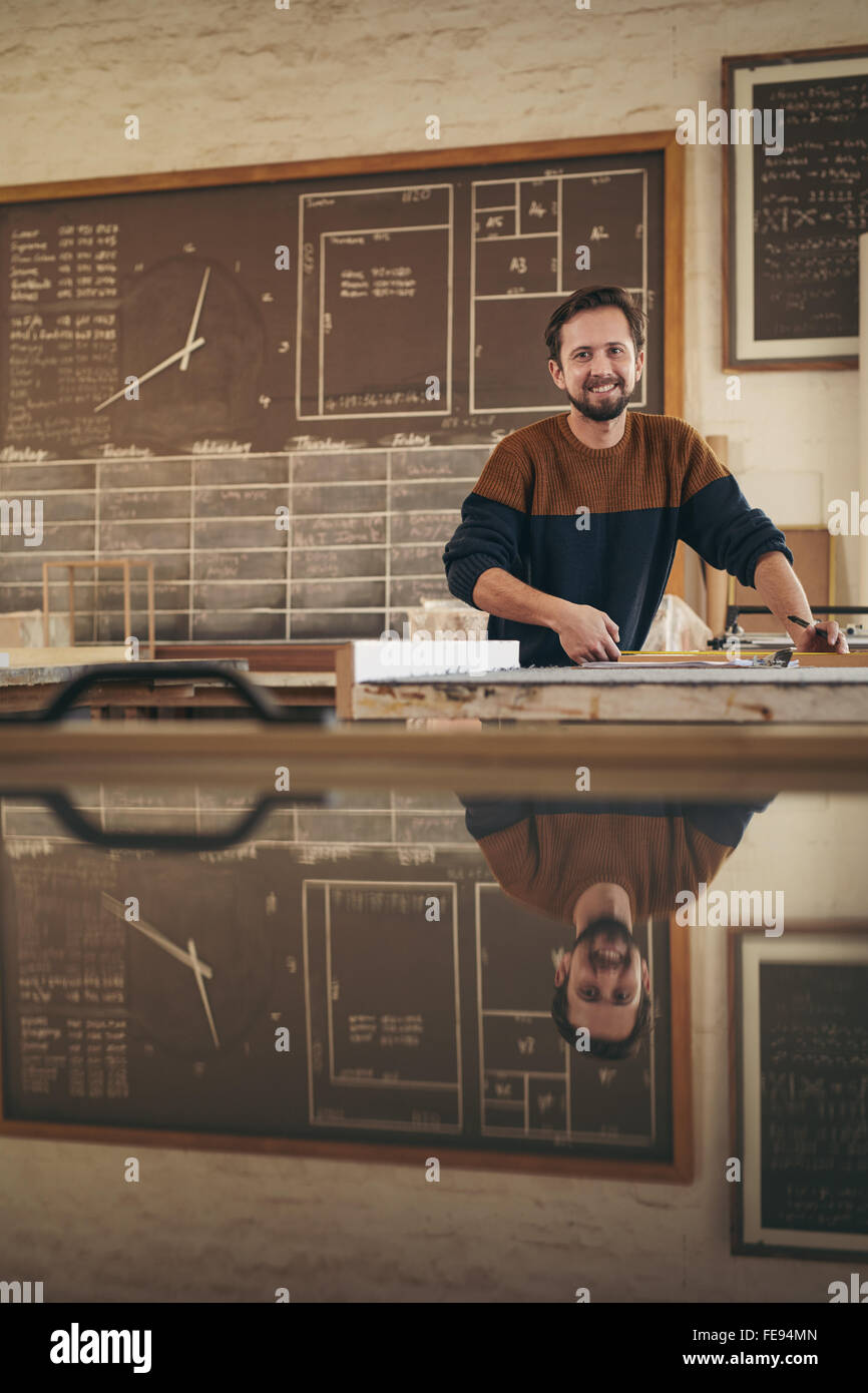 Ritratto di un professionista artigiano lavorando nel suo studio su un progetto Foto Stock