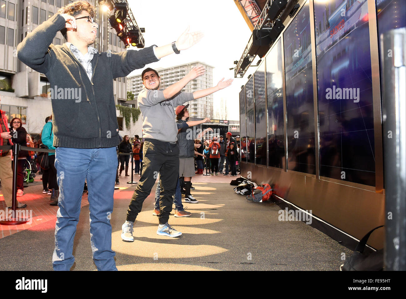Mercoledì 3 febbraio, 2016: Ventole riprodurre videogiochi interattivi in Super Bowl della città di San Francisco, California durante la National Football League la settimana di apertura delle celebrazioni per il Super Bowl 50 tra la Carolina Panthers e Denver Broncos . Eric Canha/CSM Foto Stock