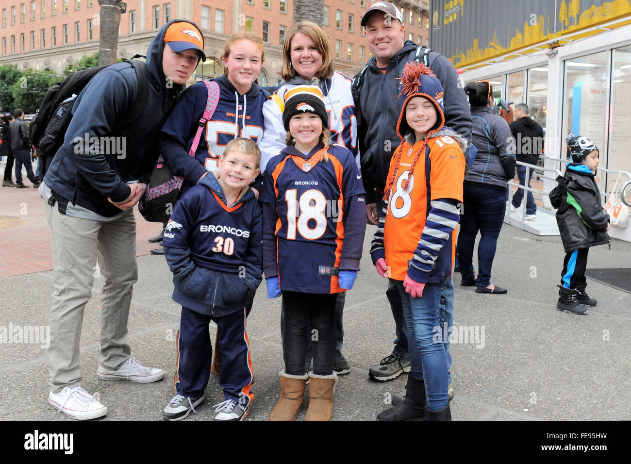 Mercoledì 3 febbraio, 2016: Denver fan posano per una foto al Super Bowl città di San Francisco, California durante la National Football League la settimana di apertura delle celebrazioni per il Super Bowl 50 tra la Carolina Panthers e Denver Broncos . Eric Canha/CSM Foto Stock