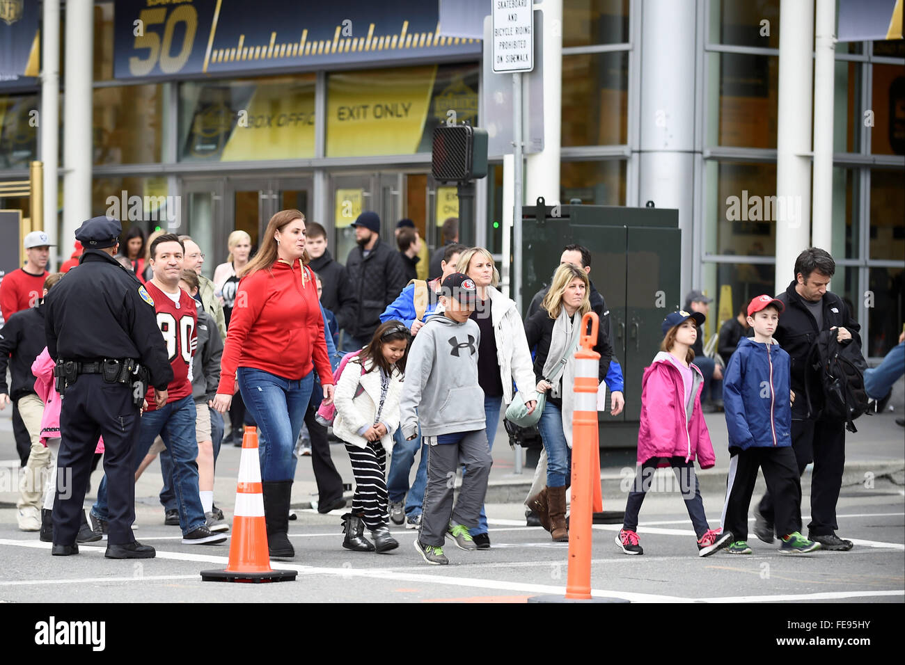 Mercoledì 3 febbraio, 2016: ventilatori attraversare la strada per l'esperienza NFL a San Francisco, California durante la National Football League la settimana di apertura delle celebrazioni per il Super Bowl 50 tra la Carolina Panthers e Denver Broncos . Eric Canha/CSM Foto Stock