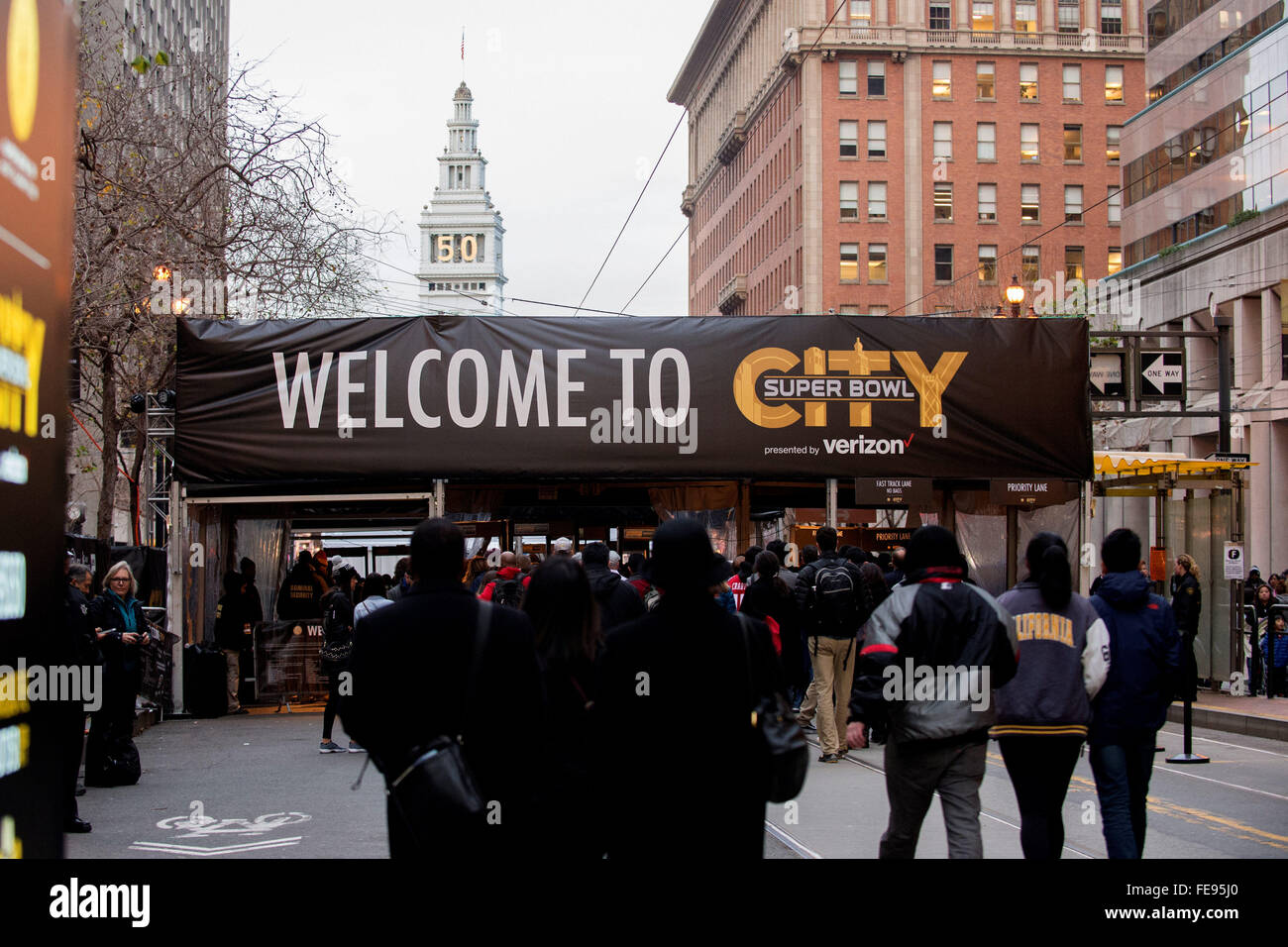 Mercoledì 3 febbraio, 2016: Ventole linea fino ad un punto di controllo di sicurezza per entrare nel Super Bowl nella città di San Francisco in California durante la National Football League la settimana di apertura delle celebrazioni per il Super Bowl 50 tra la Carolina Panthers e Denver Broncos . Eric Canha/CSM Foto Stock