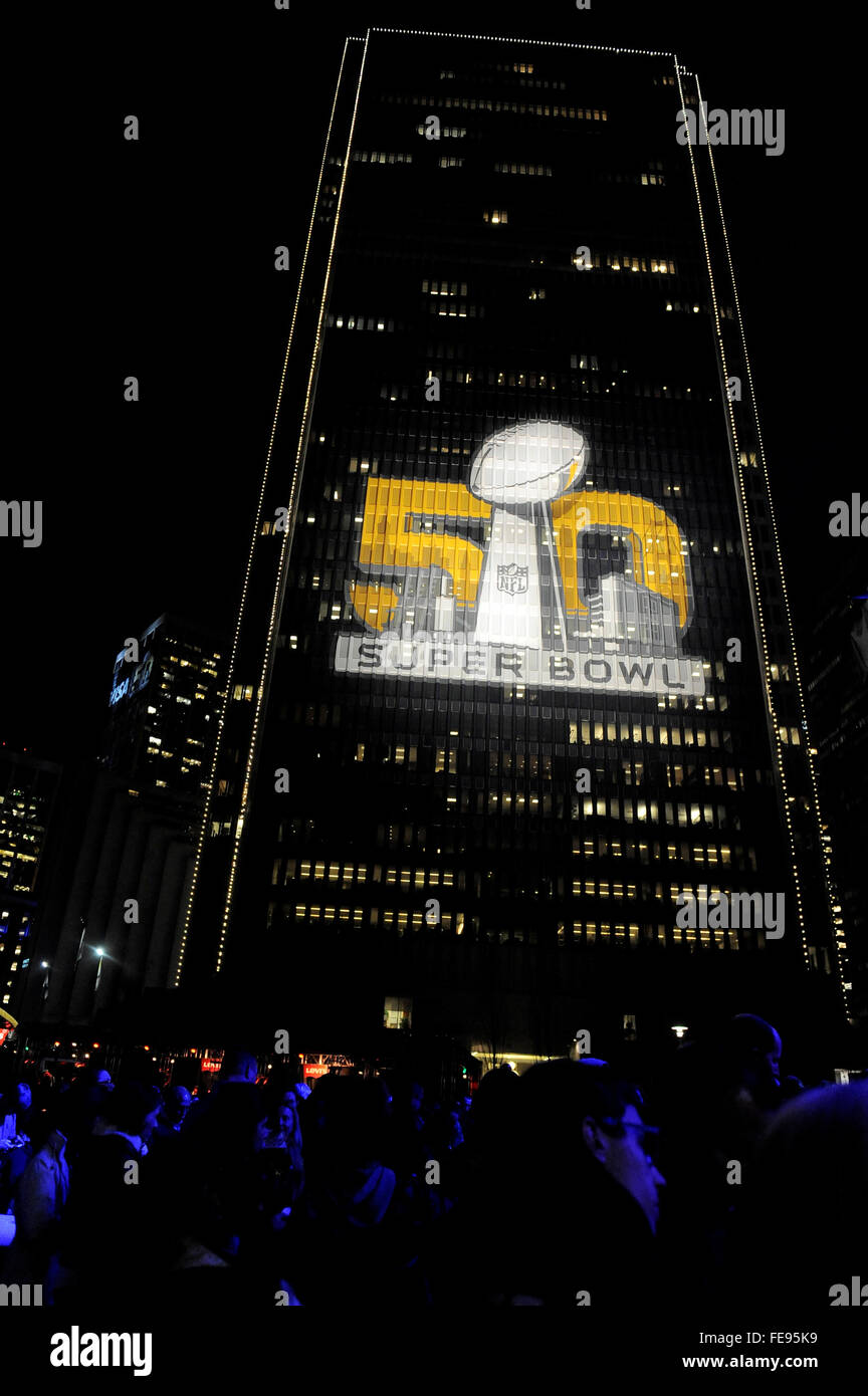 Mercoledì 3 febbraio, 2016: edifici lungo il lungomare sono decorate e accesa fino a San Francisco, California durante la National Football League la settimana di apertura delle celebrazioni per il Super Bowl 50 tra la Carolina Panthers e Denver Broncos . Eric Canha/CSM Foto Stock