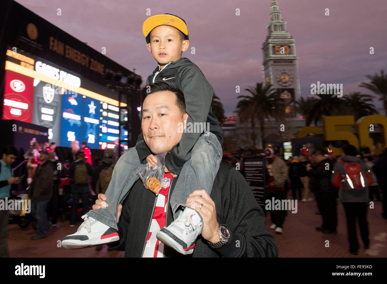 Mercoledì 3 febbraio, 2016: Ventole prendere le immagini e suoni al Super Bowl City, a San Francisco, California durante la National Football League la settimana di apertura delle celebrazioni per il Super Bowl 50 tra la Carolina Panthers e Denver Broncos . Eric Canha/CSM Foto Stock
