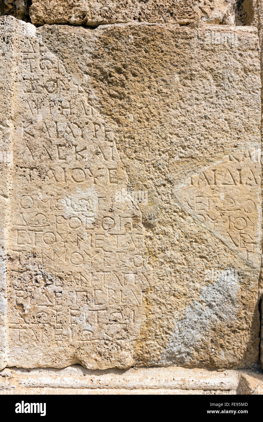 La scrittura greca in una pietra in tombe nella necropoli di Hierapolis, Pamukkale. Foto Stock